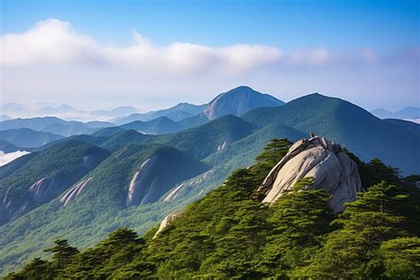  Mountains Beyond Mountains - Eine poetische Wanderung durch die koreanische Seele